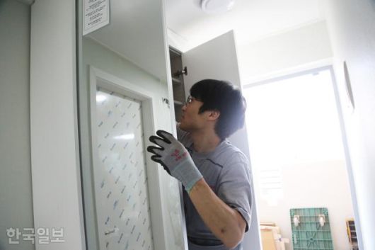 지난달 22일 오후 서울 성북구 한 아파트 인테리어 공사 현장에서 신준혁(26) 한샘서비스 사수가 신발장을 설치하고 있다. 한샘 제공