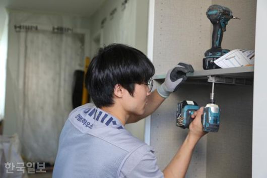 지난달 22일 오후 서울 성북구의 한 아파트 인테리어 공사 현장에서 신준혁(26) 한샘서비스 사수가 신발장을 설치하고 있다. 한샘 제공