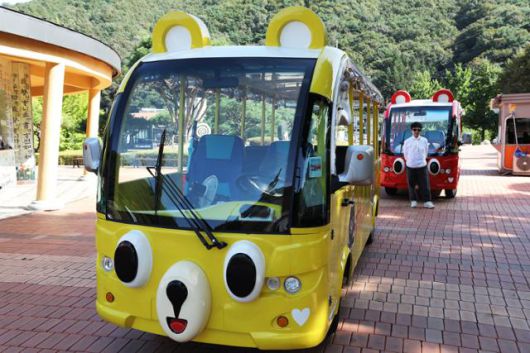 전동관람차 해피카를 타면 직지문화공원에서 사명대사공원까지 설명을 들으며 편안히 관람할 수 있다. ⓒ박준규