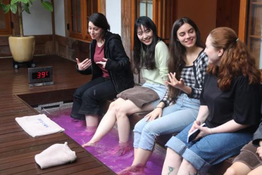 외국인 여행객이 건강문화원에서 라벤터 족욕 체험을 하고 있다. ⓒ박준규