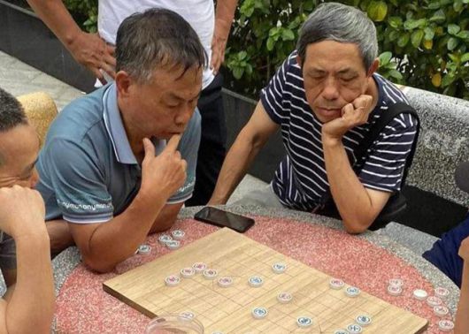 20일 베트남 하노이의 거리에서 노인들이 장기를 두고 있다. 하노이=허경주 특파원