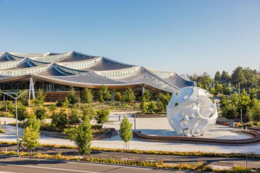 구글이 지난해 완공한 건물 '그레이디앙 캐노피'의 전경. 용비늘 모양의 태양광 패널이 지붕을 뒤덮고 있는 게 특징이다. 구글은 지난달 이 건물에 방문자 센터를 열었다. 구글 제공