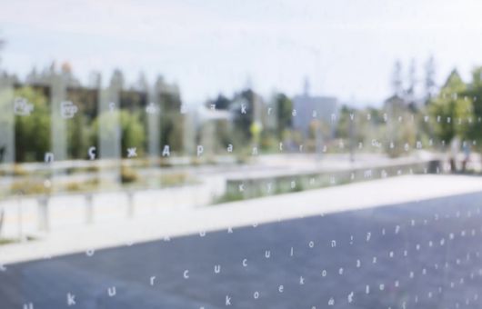 베이 뷰의 유리벽엔 이 지역에 주로 서식하는 조류 30종의 이름이 30개 언어로 촘촘하게 박혀 있다. 유리를 알아보지 못하는 새들이 글자를 장애물로 인식해 피할 수 있도록 새긴 것이다. 구글 제공