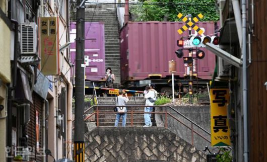 오노미치 상가에서 센코지공원으로 오르는 계단 중간으로 기찻길이 놓여 있다.
