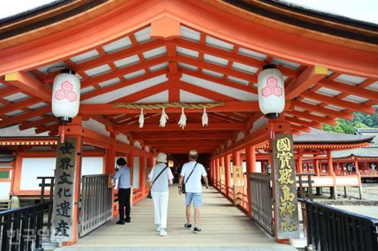 이쓰쿠시마 신사는 오래전부터 바다를 오가는 어부들이 안전을 기원하는 곳이었다. 입구에 '국보' 현판이 선명하다.