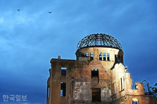 히로시마 평화기념공원의 상징물 원폭돔 위로 비둘기가 날고 있다. 1915년 물산진열관으로 세운 건물이다.