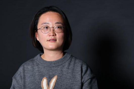 2011년 등단한 소설가 김혜진은 소설집 '어비' '너라는 생활', 장편소설 '중앙역' '딸에 대하여' '9번의 일' '경청' 등을 펴내 중앙장편문학상, 신동엽문학상, 대산문학상 등을 수상했다. 신간 소설집에는 2021·2022 젊은작가상을 수상한 단편 '목화맨션' '미애'가 수록됐다. 한국일보 자료사진