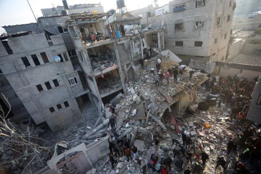 1일 이스라엘과 팔레스타인 무장정파 하마스의 일시 휴전이 끝나 교전이 재개된 가운데 가자 남부 라파 지역 주민들이 시신을 수습하기 위해 이스라엘군 폭격에 무너진 건물 파편을 수색하고 있다. 라파=UPI 연합뉴스