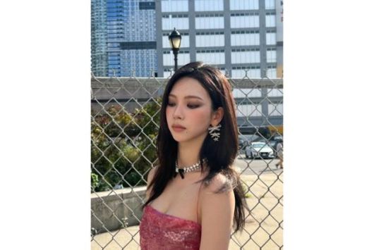 그룹 에스파 멤버 카리나가 스모키 메이크업을 힙한 매력으로 연출했다. 카리나 SNS