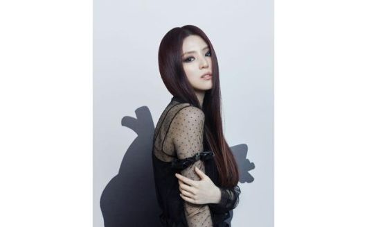 배우 한소희가 스모키 메이크업으로 키치함을 뽐냈다. 한소희 SNS