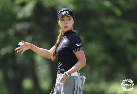 윤이나가 2022년 7월 2일 강원 평창군 용평 버치힐 컨트리클럽에서 열린 KLPGA 투어 맥콜·모나파크 오픈 2라운드 11번홀에서 공을 들고 홀 아웃하고 있다. KLPGA 제공