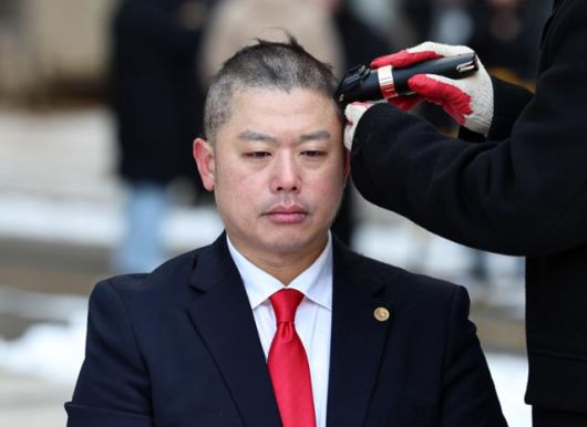 임채윤 대한한약사회 회장이 20일 오후 서울 서초구 국제전자센터 앞에서 한약사를 배제한 첩약 건강보험 적용 확대를 규탄하며 삭발하고 있다. 뉴스1