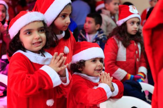 23일 이스라엘과 국경을 맞대고 있는 레바논 국경 마을 아인에벨의 프랑스 기독교 학교에서 어린이들이 유엔평화유지군 프랑스 부대원들이 마련한 크리스마스 파티를 즐기고 있다. 아인에벨=AP 뉴시스