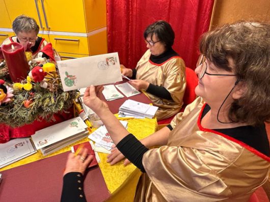 21일 독일 힘멜포르트의 '크리스마스 우체국'에서 코넬리아 마츠케(오른쪽)와 동료들이 아이들의 크리스마스 편지에 회신할 답장을 꾸미고 있다. 미국 워싱턴포스트 홈페이지 캡처