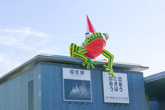 2011년 일본 고베시 효고현립미술관에 설치된 '고베 개구리(Kobe frog)'. 화이트스톤갤러리 제공(© Florentijn Hofman Studio)