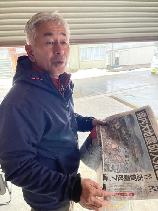 지난 1일 일본 이시카와현 노토반도에서 발생한 강진으로 인해 피해를 본 와지마시의 한 주민이 현지 신문사가 발행한 호외를 들고 취재진과 대화를 나누고 있다. 그는 주차장에 대피소를 만들고 낮에는 이곳에서 생활하고 밤에는 차에서 자는 생활을 하고 있다. 와지마(이시카와현)=최진주 특파원