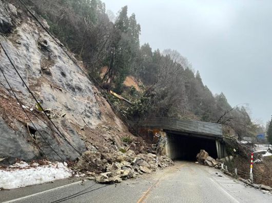 지난 1일 일본 이시카와현 노토반도에서 발생한 강진으로 인해 3일 와지마시의 산 일부가 무너져 있다. 와지마(이시카와현)=최진주 특파원