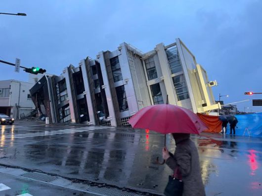 지난 1일 일본 이시카와현 노토반도에서 발생한 강진으로 인해 3일 와지마시의 7층 건물이 옆으로 쓰러져 있다. 와지마(이시카와현)=최진주 특파원