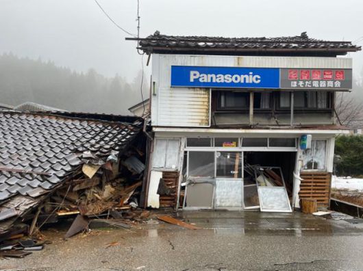 지난 1일 일본 이시카와현 노토반도에서 발생한 강진으로 인해 3일 와지마시의 건물이 무너져 있다. 와지마(이시카와현)=최진주 특파원