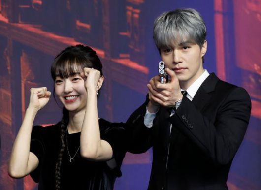 배우 김혜준과 이동욱(오른쪽)이 15일 서울 영등포구 콘래드서울 호텔에서 열린 디즈니플러스 오리지널 시리즈 킬러들의 쇼핑몰 제작발표회에서 포즈를 취하고 있다. 뉴스1