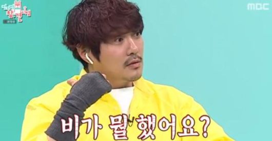 가수 KCM이 팔토시와 에어팟을 꽂고 TV 예능프로그램을 촬영하고 있다. MBC '전지적 참견 시점' 영상 캡처