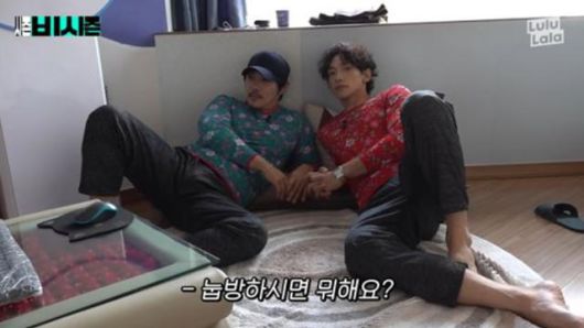 KCM과 비가 꽃무늬 옷을 입고 함께 유튜브 촬영을 하고 있는 모습. '시즌비시즌' 영상 캡처