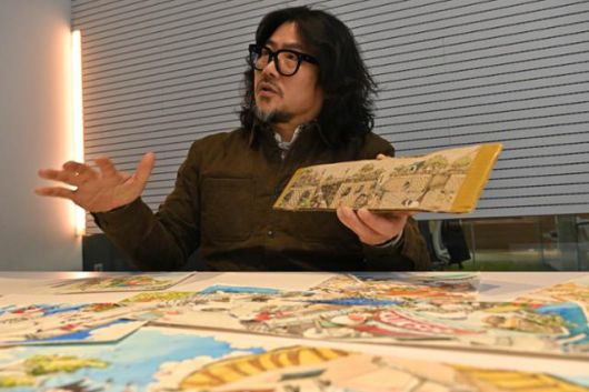 '적색목록'을 출판한 백영욱 작가가 동물을 다룬 자신의 첫 작품인 '고양이 마을 스케치'를 소개하고 있다. 정다빈 기자