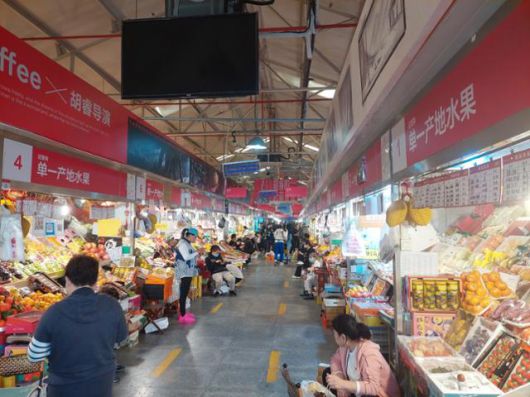 지난해 10월 중국 베이징시 차오양구의 한 시장 풍경. 휴일이지만 손님이 많지 않아 썰렁하다. 베이징=조영빈 기자