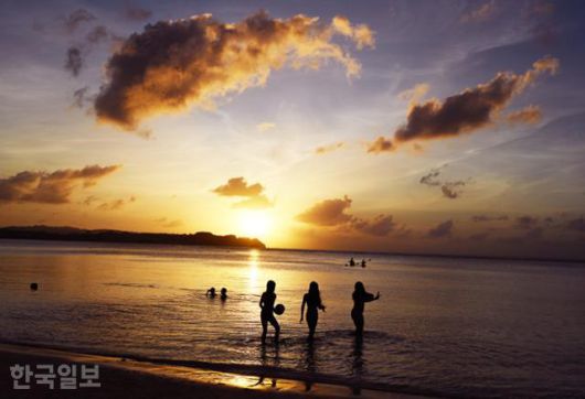 괌 여행의 중심 투몬비치. 호텔과 리조트가 몰려 있는 해변으로 해 질 녘 풍광이 아름답다.