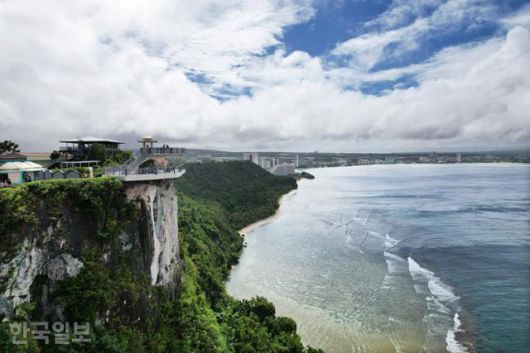 괌 대표 관광지 사랑의 절벽엔 죽음으로 사랑을 지킨 청춘 남녀의 전설이 서려 있다.