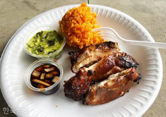 탈로포포강 정글투어에서 맛보는 괌 전통 식사.