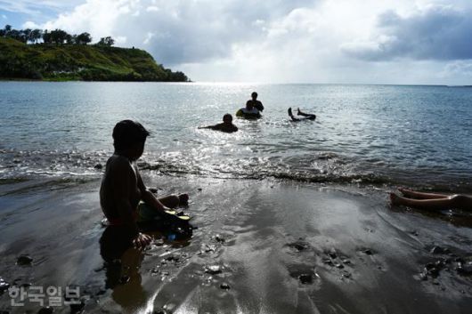 마젤란 일행이 처음 상륙한 우마탁 해변에서 동네 아이들이 물놀이를 즐기고 있다.