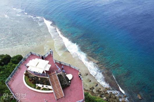 괌의 대표 관광지 사랑의 절벽. 112m 해안 절벽에 설치된 전망대에서 2가지 색 바다가 아찔하게 내려다보인다.