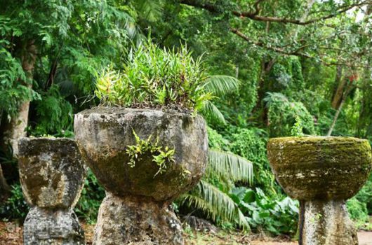 스페인광장 인근 라테스톤 공원에 원주민 전통주택의 초석으로 사용된 라테스톤이 조형물처럼 세워져 있다.
