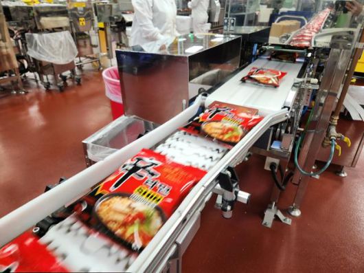 2023년 12월 19일 미국 캘리포니아주 랜초쿠카몽가의 농심 2공장에서 신라면 봉지면이 제조되고 있는 모습. 박소영 기자