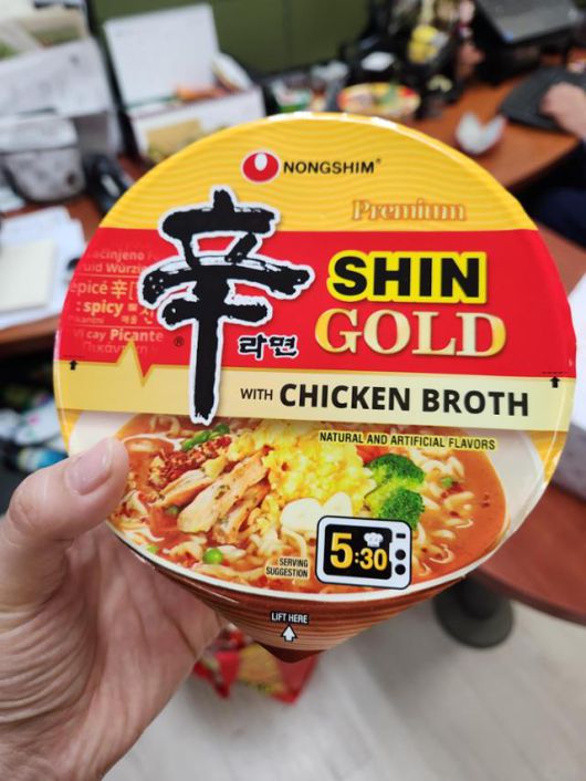 2023년 10월 미국에서 출시된 신라면 골드. 닭 육수 맛이 인기인 미국의 트렌드에 따라 신제품으로 출시됐다. 닭 육수 베이스에 토마토 페이스트 등을 추가해 감칠맛을 냈다. 박소영기자