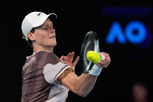 얀니크 신네르가 28일 호주 멜버른에서 열린 2024 호주오픈 남자 단식 결승에서 다닐 메드베데프를 상대로 포핸드 리턴을 하고 있다. 멜버른=AP 연합뉴스