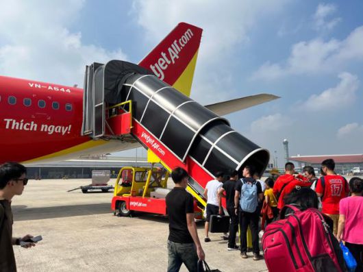 지난해 10월 베트남 호찌민 떤선녓 공항에서 청년들이 하노이행 항공편에 오르고 있다. 호찌민=허경주 특파원