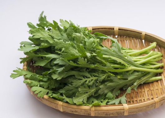 질소 비료로 키운 채소에는 아질산나트륨이 함유돼 있고 쑥갓도 그중 하나다. 게티이미지뱅크