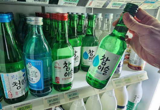 지난달 2일 서울시내 한 편의점 진열대에서 고객이 소주를 꺼내고 있다. 뉴스1