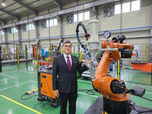 최홍관 쓰리디팩토리 대표가 울산테크노일반산단 내에 있는 공장에서 각종 프린터 장비에 대해 설명하고 있다. 쓰리디팩토리 제공