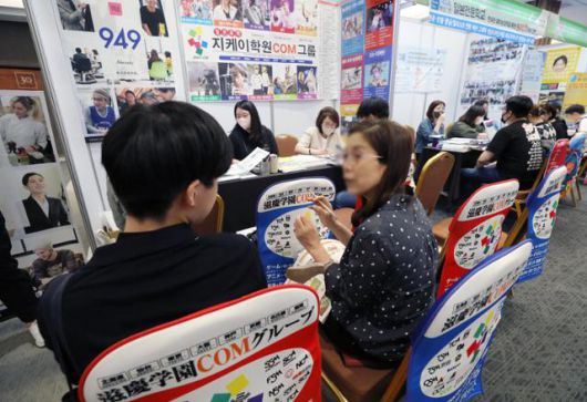 구직자들이 지난해 5월 14일 서울 강남구 코엑스에서 열린 2023 일본 유학·취업박람회를 찾아 상담을 받고 있다. 뉴시스