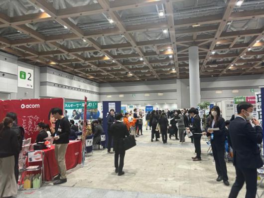 일본 기업 채용 담당자들이 9일 도쿄 국제전시장 빅사이트에서 열린 취업박람회에서 취업 준비생들을 맞이하고 있다. 도쿄=류호 특파원