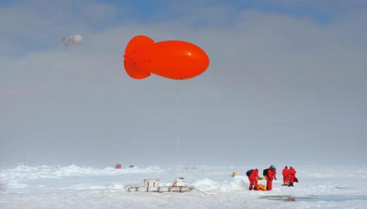 날씨 좋은 날 대기 관측 기구를 날리고 있는 연구원들. 동아시아 제공