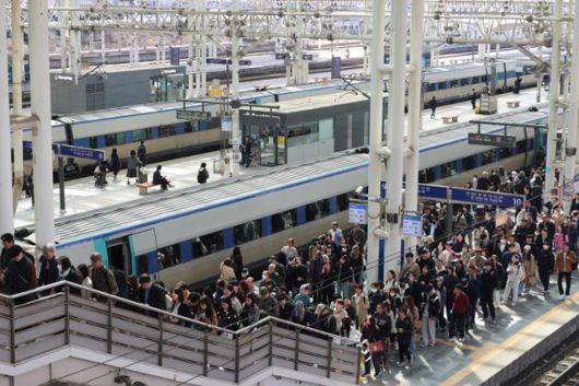 KTX 개통 20주년을 맞은 4월 1일 서울역이 KTX를 이용하려는 시민들로 북적이고 있다. 2004년 4월 1일 첫 운행을 시작한 KTX의 누적 이용객은 개통 20년을 맞은 이날 기준 총 10억5,000만 명을 돌파할 것으로 예상된다. 이는 5,000만 국민이 한 사람당 20회 이상 KTX를 탄 셈이다. 연합뉴스