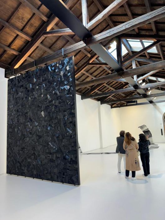 지난 19일(현지시간) 이탈리아 베니스 빌모트 파운데이션에서 열린 이배 작가의 베니스비엔날레 공식 병행전시 '달집 태우기'를 관람객들이 관람하고 있다. 베네치아=이혜미 기자