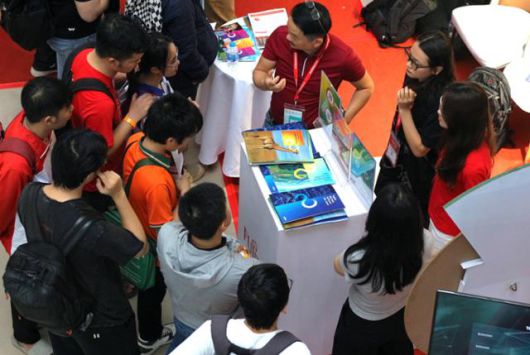 지난 9일 베트남 하노이에서 열린 IT행사 포스아시아 부스에 반도체에 관심 있는 학생들이 몰리고 있다. 하노이=허경주 특파원