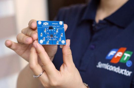 지난 8일 베트남 하노이에 위치한 ‘FPT반도체’ 사무실에서 한 직원이 회사가 자체 설계한 반도체 칩을 선보이고 있다. FPT반도체는 ‘베트남의 구글’로 불리는 현지 최대 IT기업 FPT그룹이 2022년 3월 출범한 반도체 자회사다. 하노이=허경주 특파원