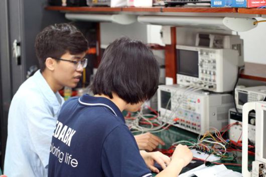 지난 6일 베트남 최고 명문 공과대학 하노이과학기술대학교(HUST)에서 석사 과정 다오반쿠엣(왼쪽)이 3학년 후배 부티후옌에게 반도체 회로 원리를 설명하고 있다. 하노이=허경주 특파원