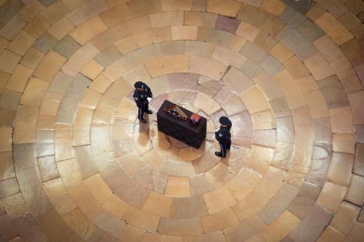 4월 29일 의회 추도식을 열기 위해 미국 워싱턴 국회의사당 중앙 원형 홀 ‘로툰다’에 안치한 6·25전쟁 참전 용사 고 랠프 퍼켓 주니어 미 육군 예비역 대령 유골함 앞에 의장대가 서 있다. 워싱턴=EPA 연합뉴스